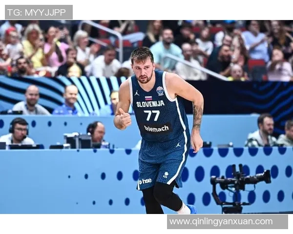 足球球星拿枪事件曝光 引发舆论热议和社会关注